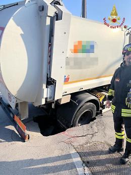 Camion in una voragine a Spinea, intervengono i Vigili del Fuoco con l'autogru