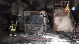 Carrè, incendio in un capannone: esplodono due bombole di gpl mentre i vigili del fuoco sono al lavoro