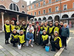 Le 12 Marie del Carnevale di Venezia ripuliscono Sotoportego degli Oresi dai graffiti