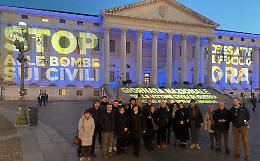 Stop alle bombe sui civili: il municipio di Verona si tinge di blu