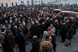Folla a Padova ai funerali di Francesco Canella, fondatore dei sipermercati Alì