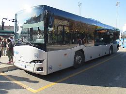Spruzzano uno spray urticante sul bus, irritazioni per venti passeggeri