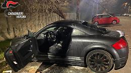 Distruggono un'auto per gioco a Verona, sette giovani colti sul fatto: due sono minorenni