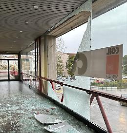 San Donà, vandalizzata la sede della Cgil: sasso contro la vetrata