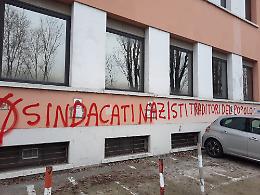Nuovo attacco no-vax contro la sede Cisl di Verona: accuse di nazismo e intimidazioni
