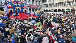 Impazza il Carnevale di Venezia, una domenica tra sfilate, balli, magia, regate e comicità
