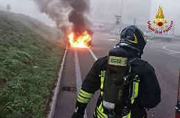Musile di Piave, auto a fuoco sulla rotatoria ai piedi del ponte della Vittoria