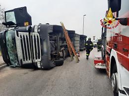 Tir carico di prosciutti si ribalta sulla Feltrina, a Volpago del Montello