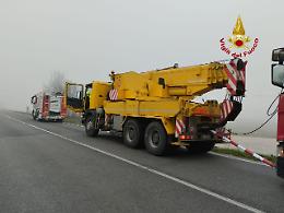 Ficarolo, mezzo pesante in panne salvato dai vigili del fuoco