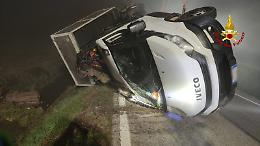 Perde il controllo del furgone che trasport tronchi e finisce fuori strada rovesciandosi