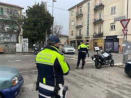 Sorpreso con due coltelli, romeno denunciato a Treviso