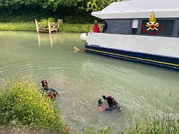 Imbarcazione bloccata sul Naviglio Brenta per un palo tra le eliche, intervenuti i Vigili del Fuoco