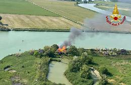 Caorle: inferno in un casone alla Brussa, il Drago doma le fiamme