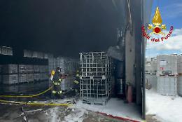 San Donà di Piave: in fiamme un capannone di trattamento rifiuti