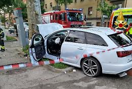 Automobile si schianta contro un platano a Chirignago, grave l'autista