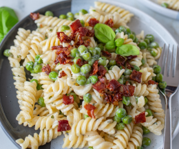 Pasta con piselli e pancetta