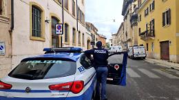 Vetri delle auto infranti nella notte in via Dogana: arrestato un 19enne veronese