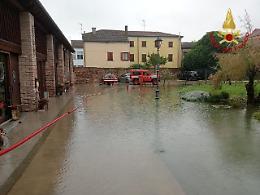 Maltempo nel Veneto, colpite maggiormente le province di Padova e Rovigo: vigili del fuoco al lavoro contro allagamenti e danni d'acqua