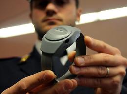 Divieto di avvicinamento e braccialetto elettronico per una stalker donna