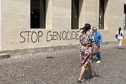 Caffè Pedrocchi a Padova vandalizzato con graffiti anti-Israele
