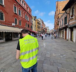 Controlli a tappeto della Polizia Locale di Venezia su negozi a Cannaregio, sanzioni per 8mila Euro