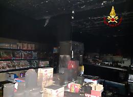 Cortocircuito in un frigo, negozio di alimentari in fiamme