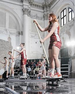 Gli Under 19 della Reyer Venezia in una performance contro le estrazioni minerarie in Oceania