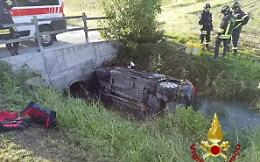 Auto con taniche inquinanti si ribalta e finisce in un fossato a Belfiore: recuperate dai vigili del fuoco