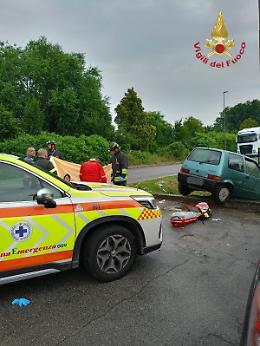Malore al volante, finisce con l'auto in fossato