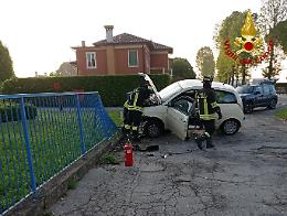 Con l'auto contro una ringhiera, ferita una donna