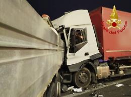 Scontro nella notte tra due camion in A57, un ferito lieve