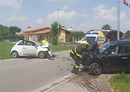Due persone rimaste ferite in un incidente con due auto e un camion