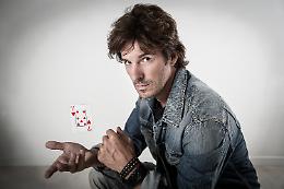 Il festival musicale all'Olimpico si conclude con un duo al pianoforte sul palco assieme a un illusionista