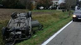 Incidente ad Arzignano: auto si ribalta e finisce nel fosso, due giovani feriti