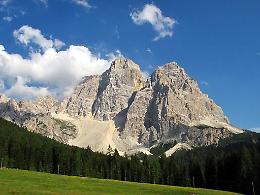 Montagna veneta assediata dai turisti: la Regione valuta il numero chiuso
