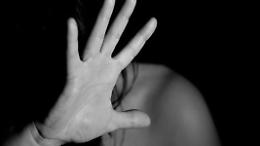 Stalker recidivo terrorizza e violenta una donna: arrestato di nuovo