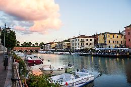 Cenano vista lago e cercano di fuggire senza pagare: arrestata 49enne con precedenti 