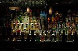 Ubriaco aggredisce i proprietari del bar: arrestato 