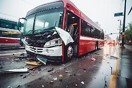 Tragedia a Verona: un autobus esce di strada, una vittima e sette feriti