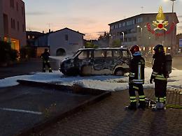 Pulmino in fiamme a Scorzè : intervengono i Vigili del Fuoco