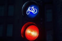Incidente a Torrebelvicino: BMW investe motociclo fermo al semaforo rosso