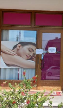 Prestazioni sessuali ai clienti: sequestrato centro massaggi