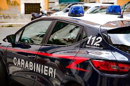 Molotov nella notte: nel mirino un negozio self-service, sospettato un minorenne
