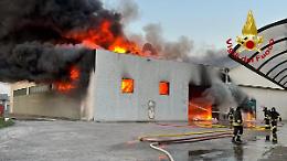 Incendio a Monticello Conte Otto: Arpav non rileva inquinanti in quantità pericolose per la popolazione
