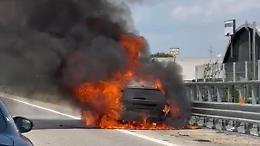 Caos sulla Statale Alemagna: auto in fiamme e traffico in tilt a Colle Umberto