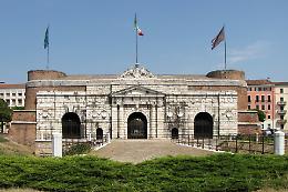 Verona: bandiere logore a Porta Nuova, l'appello di Polato per il rispetto dei simboli cittadini