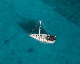 Catamarano si capovolge nel Garda: due naufraghi salvati dalla Guardia Costiera