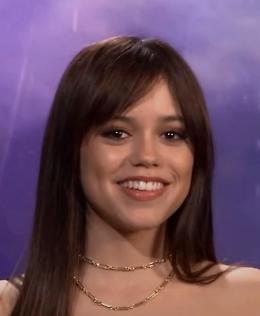 Jenna Ortega incanta Venezia: il red carpet si tinge di bordeaux e magia cinematografica