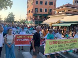 Lido di Venezia, associazioni in piazza "Giù le mani dal Monoblocco"