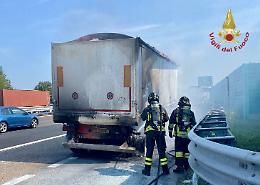 Incendio sul rimorchio di un camion sull’A4 a Pianiga: intervengono i vigili del fuoco